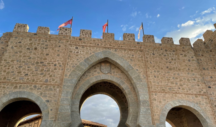 Puerta de entrada a Puy du Fou España en Toledo visita y eventos Meraki Cultura Audiovisual