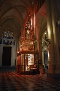 Iluminación especial de la Capilla de la Descensión durante las visitas nocturnas a la Catedral de Toledo de Meraki Cultura Audiovisual.