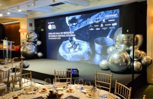 cena de gala evento con animación. servicios para eventos. meraki cultura audiovisual.