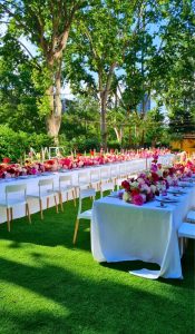 evento en exterior jardín montaje en mesa de floristeria con audiovisuales y microfonía. Meraki Cultura Audiovisual. Servicios para eventos.