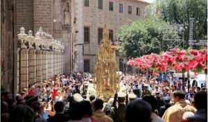 La Custodia de Arfe frente a la Catedral de Toledo en la Procesión del Corpus Christi