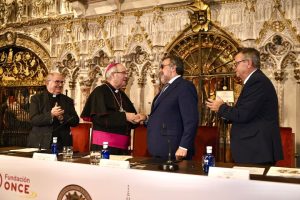 Momento de la firma del convenio marco entre la Fundación ONCE y la Fundación Primatialis Sedes Toletana, con el objetivo de avanzar en la accesibilidad universal del Templo y de los proyectos culturales y pastorales que en él se desarrollan.